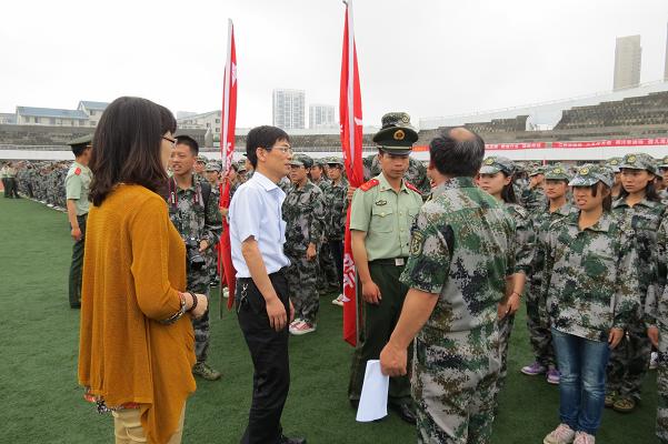 98堂
领导亲切慰问军训教官及2013级军训学生